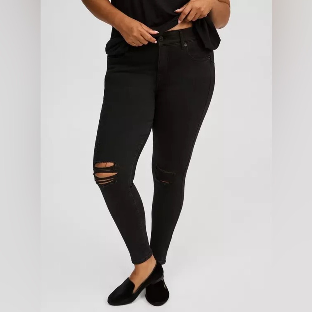 Torrid Bombshell Premium Stretch Skinny Jean in Distressed Black NWT Size 14R